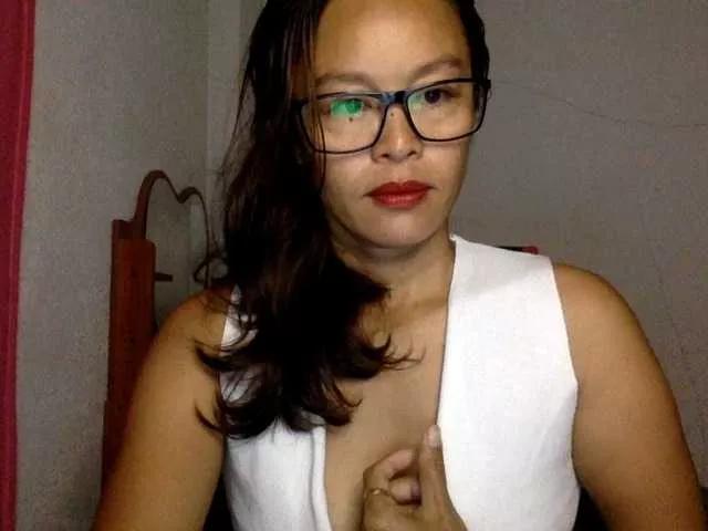 Emerald8585 on BongaCams 