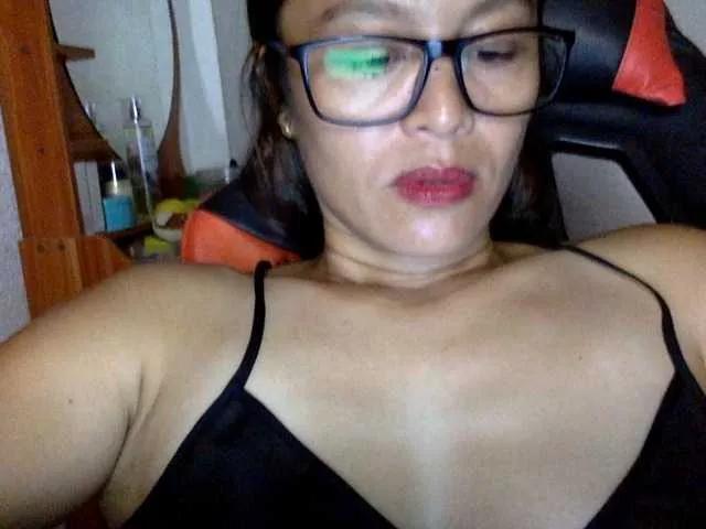 Emerald8585 on BongaCams 