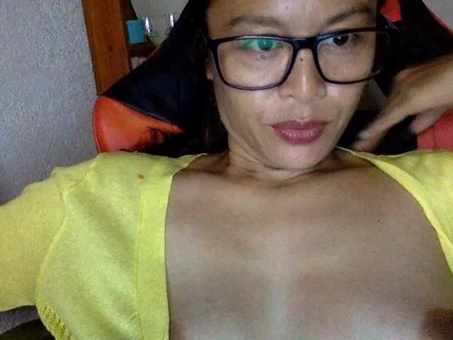 Emerald8585 on BongaCams 