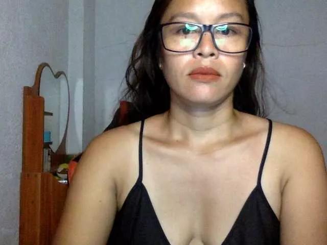Emerald8585 on BongaCams 