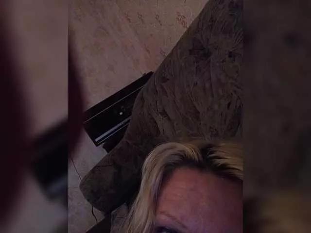 EveHugs on BongaCams 