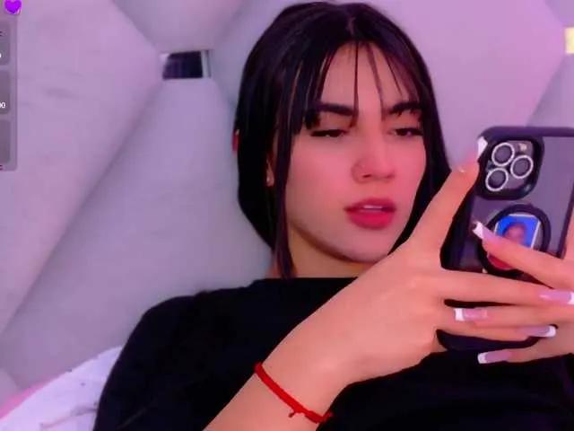 IsaValencia — I love to feel, I am a game girl, that is why in my room you can find me playing with my domi or my fuck machine, I have several toys with which I like to cum and squirt