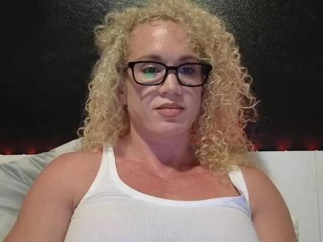Latinasexy4 on BongaCams