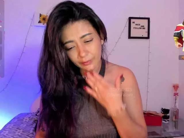 Lauratoro on BongaCams
