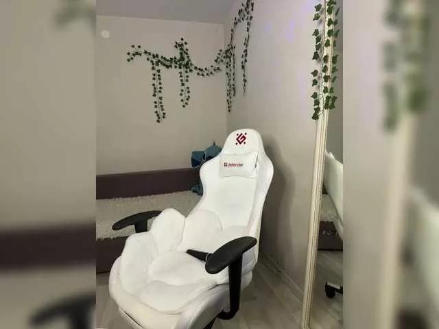 Offline YoloLove on BongaCams