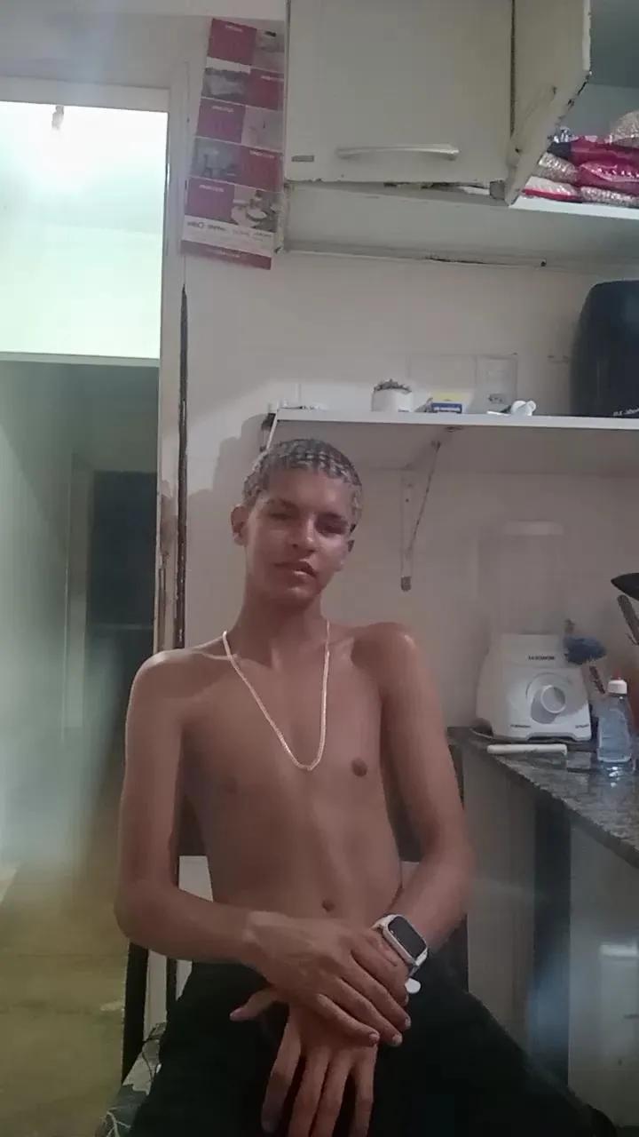 vikkmoura — Freechat on Cam4