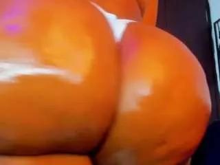 roxanasmiith — My pussy's been marinating pussy juices for a month without squirting at all so you better bring a mop/everyG: FLASHES/OIL// Tip 150 tokens for Ultra High [98 tokens remaining]