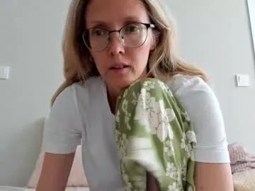 Freechat mollystory on Chaturbate
