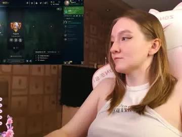 Bicurious beauty: Moonlish_siren gets exposed while fondling her coochie in public moonlish_siren from Chaturbate