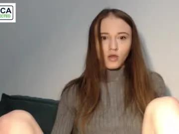 Bicurious hotness: Weltmilen gets nude while rubbing her coochie in public weltmilen from Chaturbate