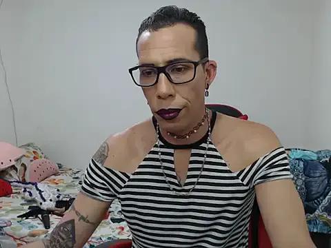 Bicurious hotness: Afrodit_25 gets nude while rubbing her punani in public afrodit_25 from StripChat