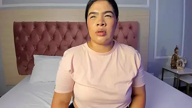 EmmaBecket2 on StripChat 