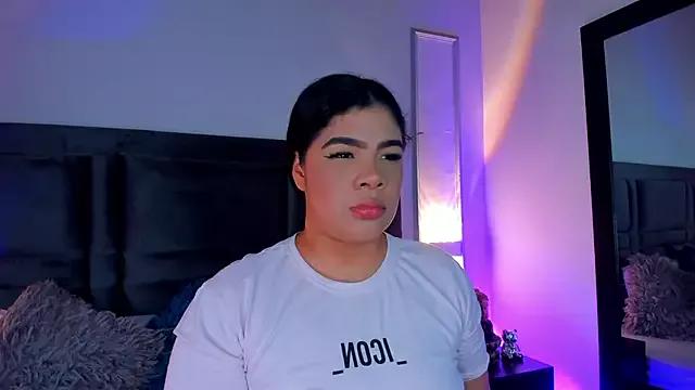 EmmaBecket2 on StripChat 