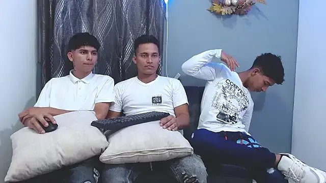 Latins_boysxxx from StripChat