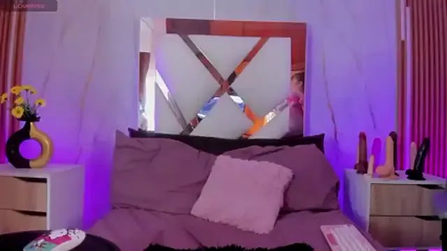 little__Chloee_ — Spanking pussy + Fingers in pussy 