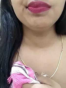 Maahhii_2 on StripChat 