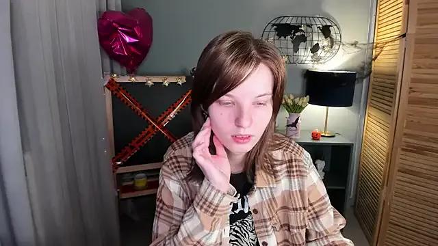 The phenomenal Madelaineses - sweet cam feed camwhore ready to peak Madelaineses from StripChat