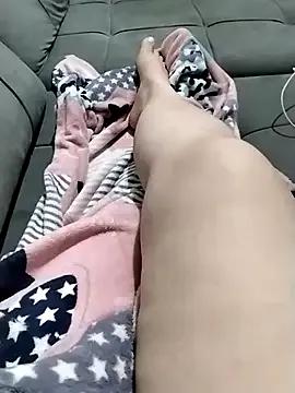 Maeefilha243 on StripChat