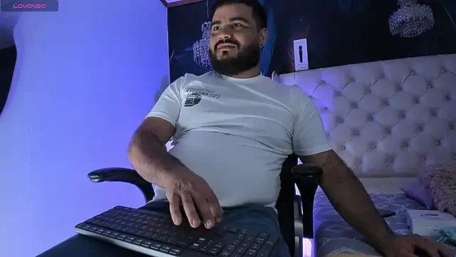 Freechat MichaelBear_ on StripChat