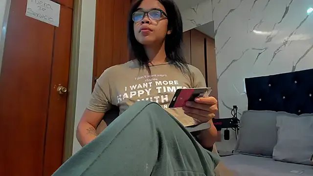 Queensoffie from StripChat