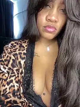 riri_brunnete on StripChat 