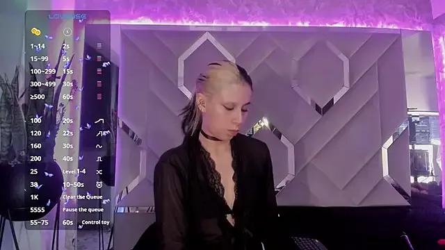 Sara_Foxx1 on StripChat 