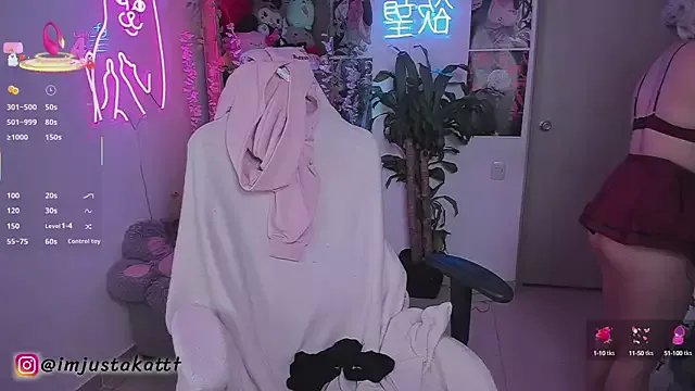 Freechat sensualkattt on StripChat