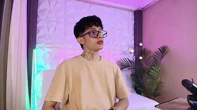 Freechat troy_rouge on StripChat