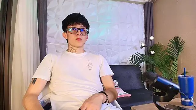 Freechat troy_rouge on StripChat