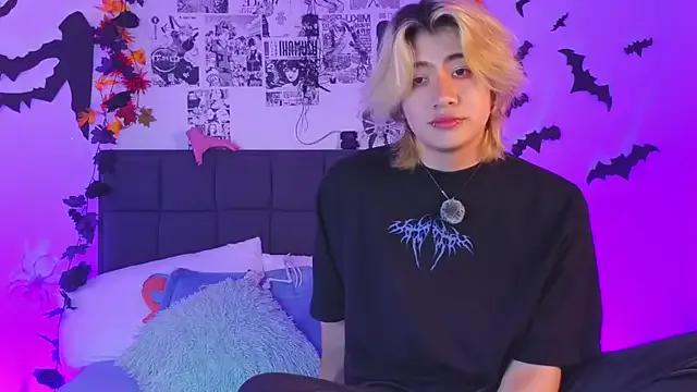 Bicurious beauty: Vamps_Lovers gets bare naked while fondling her clit on video Vamps_Lovers from StripChat