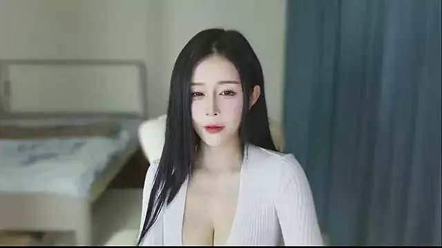 yiyi_3523 from StripChat